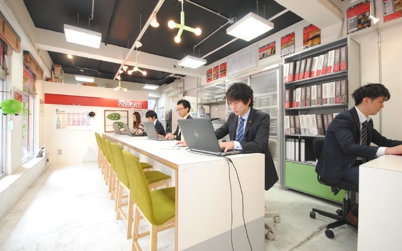 This image portrays a typical real estate agency in Japan, by the looks of the image, this is a real estate agency which specializes in rentals. 